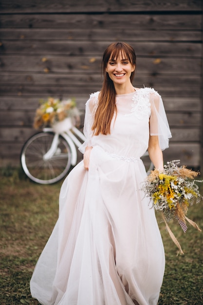  Frau  im wei en kleid  mit fahrrad durch die h lzerne wand 