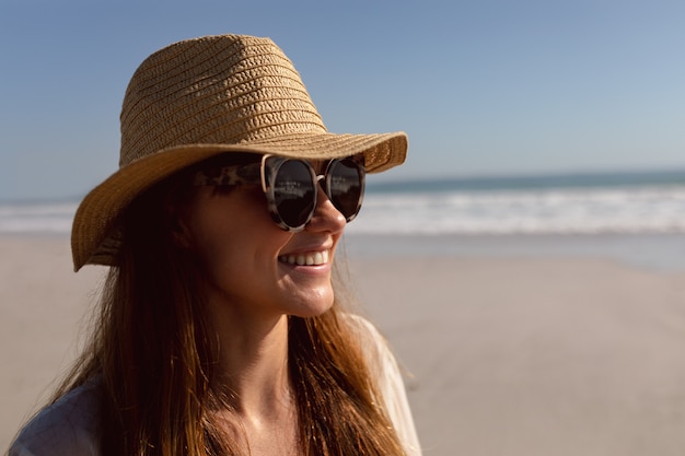 Frau In Der Sonnenbrille Und In Hut Die Auf Dem Strand Sich Entspannen Kostenlose Foto 