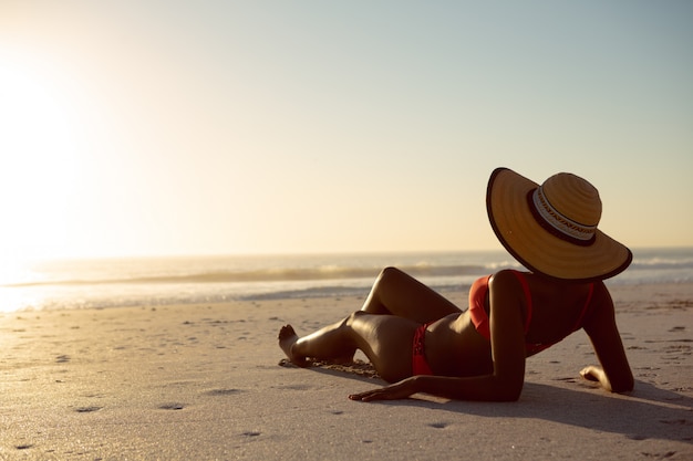 Frau In Hut Am Strand Entspannen Kostenlose Foto