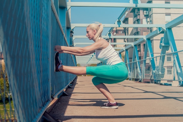 Frau Laufer Stretching Beine Vor Laufen Schone Junge Athletin Frau Ausarbeiten Fitness Konzept Premium Foto