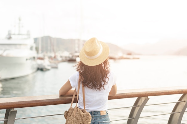 Frau lookint bei schiffen auf meer Kostenlose Fotos