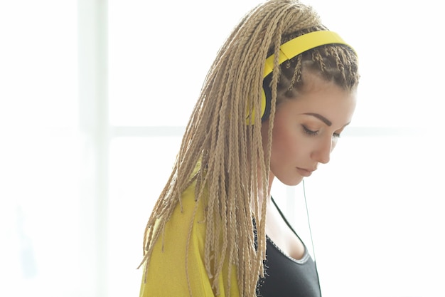 Frau Mit Dreadlocks Kostenlose Foto