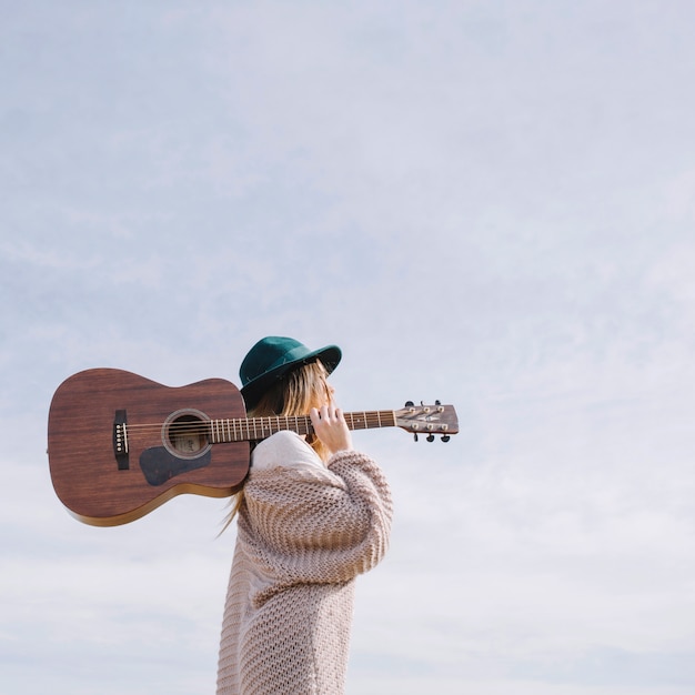 Frau Mit Gitarre Auf Hintergrund Des Himmels Premium Foto