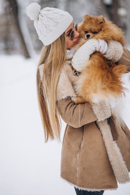 Frau mit hund im winter PremiumFoto