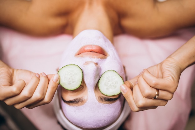 Frau Mit Maske Und Gurke Auf Ihren Augen Kostenlose Foto