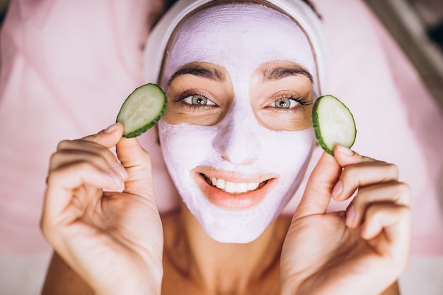 Frau Mit Maske Und Gurke Auf Ihren Augen Kostenlose Foto