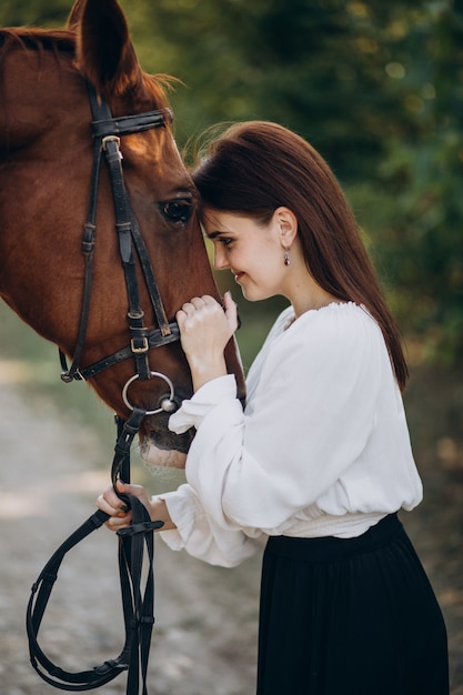 Frau Mit Pferd Im Wald Kostenlose Foto