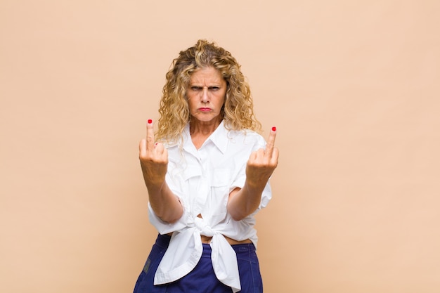 Frau Mittleren Alters Die Sich Provokativ Aggressiv Und Obszon Fuhlt Und Den Mittelfinger Mit Einer Rebellischen Haltung Bewegt Premium Foto