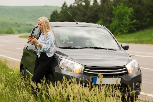 Frau Neben Ihrem Kaputten Auto Kostenlose Foto