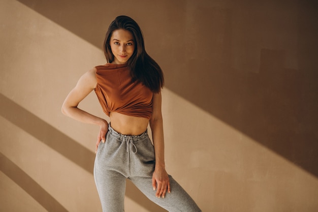 Frau praktizieren yoga Kostenlose Fotos