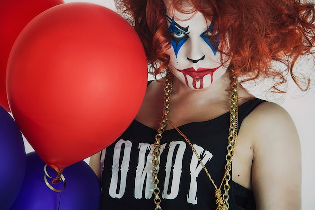 Frau, rothaariger clown mit einem ballon, halloween Premium Fotos