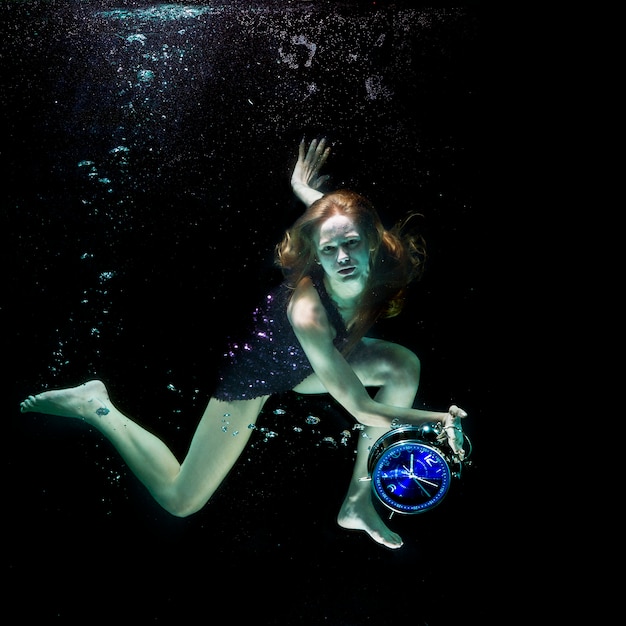 Frau Unter Wasser Mit Einer Uhr Kostenlose Foto