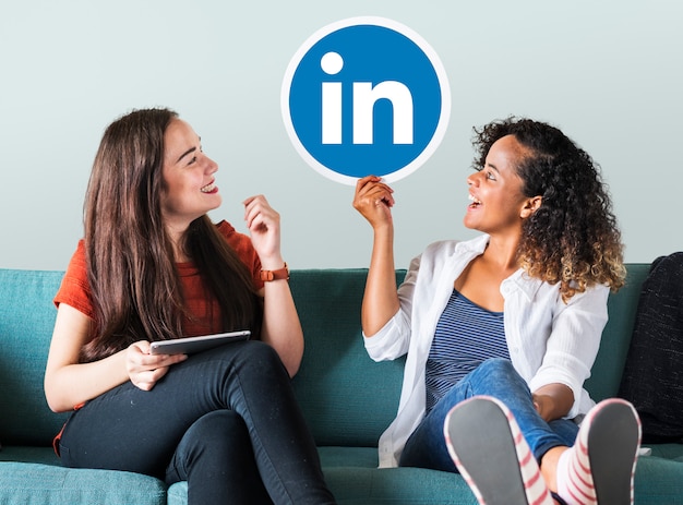 Frauen Die Ein Linkedin Logo Halten Kostenlose Foto