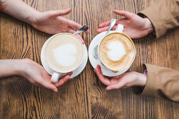 Frauen die kaffee  trinken  Kostenlose  Foto