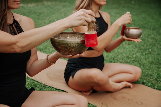 Frauen Die Tibetische Klangschalen In Ihren Handen Halten Premium Foto