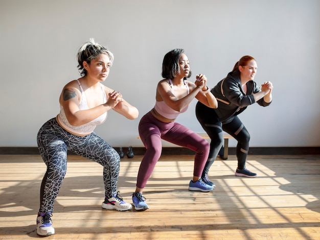 Frauen Machen Kniebeugen Im Fitnesskurs Premium Foto