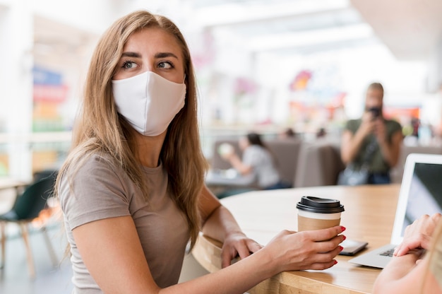 Kostenlose Foto Frauen Mit Maske Arbeiten Und Kaffee Trinken