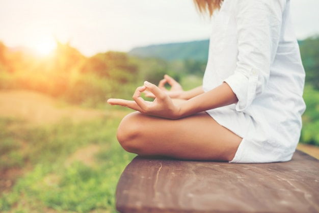 Frauenhände yoga meditationen und machen eine zensymbol mit ihrem ha