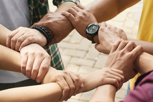 Kostenlos Foto Freigestellte Freunde Die Handgelenke Eines Jeden In Kette Halten Um Zu Unterstutzen Und Zusammenzuarbeiten