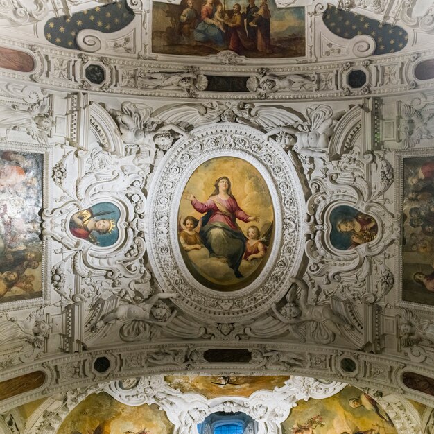 Freskos auf decke, museo dell'opera del duomo, siena, toskana, italien Premium Fotos