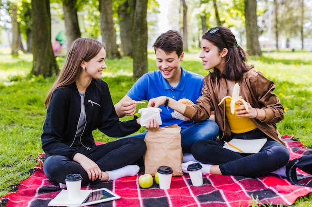 Freunde Die Chips Zum Mittagessen Teilen Kostenlose Foto