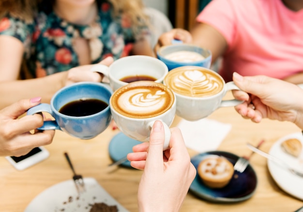 Freunde die zusammen kaffee  trinken  Premium Foto