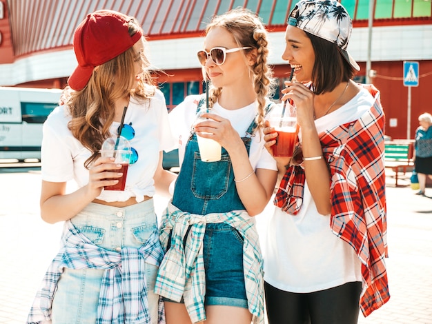 Freunde Halten Und Trinken Frisches Cocktail Smoothie Getrank Im Plastikbecher Mit Strohhalm Kostenlose Foto