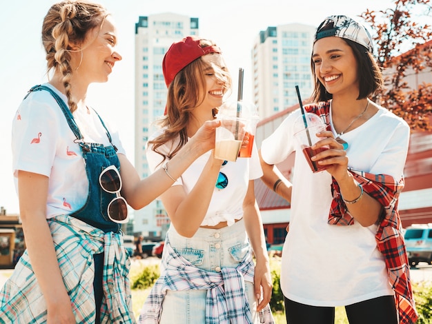 Freunde Halten Und Trinken Frisches Cocktail Smoothie Getrank Im Plastikbecher Mit Strohhalm Kostenlose Foto