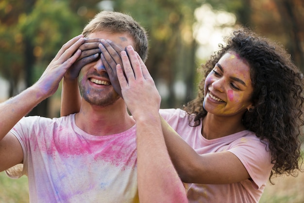 Freunde Probieren Verschiedene Posen Bei Holi Aus Kostenlose Foto