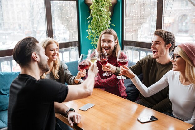 Freunde Sitzen Im Café Und Trinken Alkohol Kostenlose Foto 