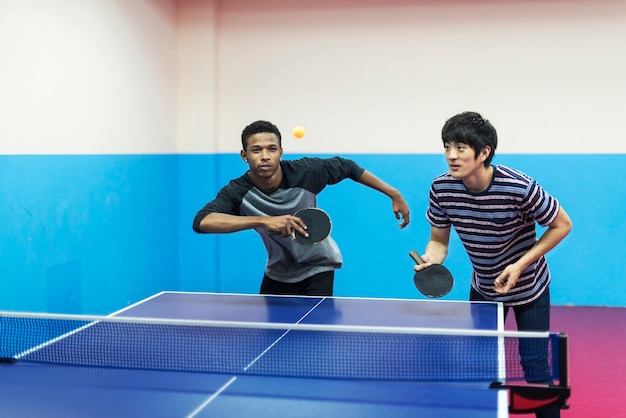 Freunde spielen tischtennis Kostenlose Fotos