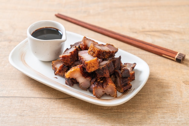 Fried streaky pork oder crispy pork oder deep fried pork belly Premium Fotos