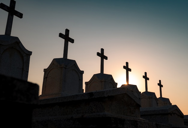 Friedhof Oder Friedhof In Der Nacht Mit Dunklem Himmel Grabstein Und Kreuz Grabstein Friedhof Ruhe In Frieden Konzept Begrabniskonzept Traurigkeit Klage Und Tod Gruselige Und Beangstigende Grabstatte Premium Foto