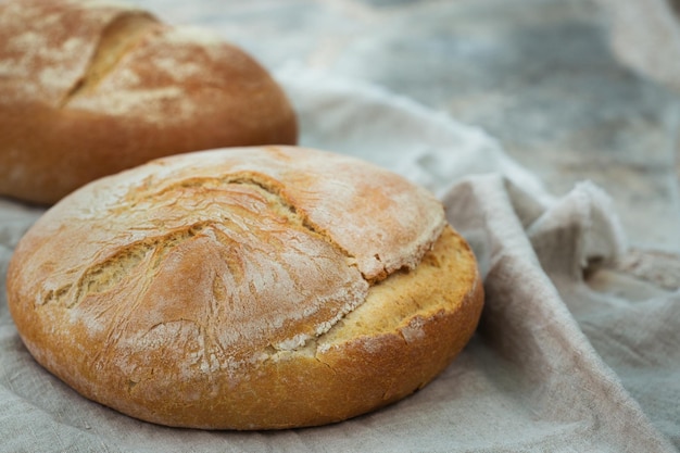 Frisch gebackenes hausgemachtes brot auf einem tisch