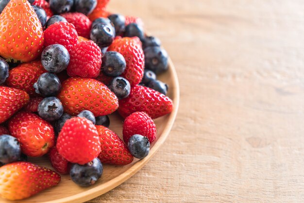 Frische blaubeeren, erdbeeren und himbeeren | Premium-Foto