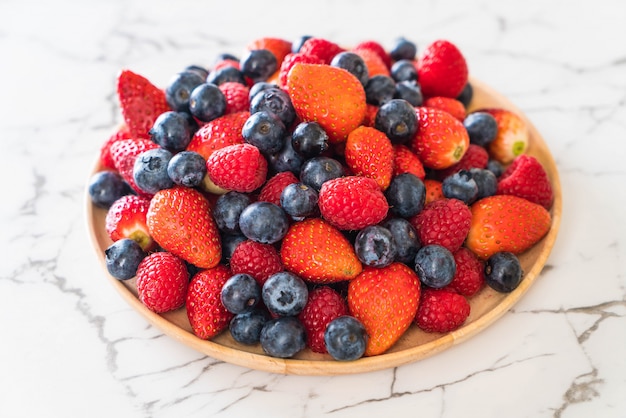 Frische blaubeeren, erdbeeren und himbeeren | Premium-Foto