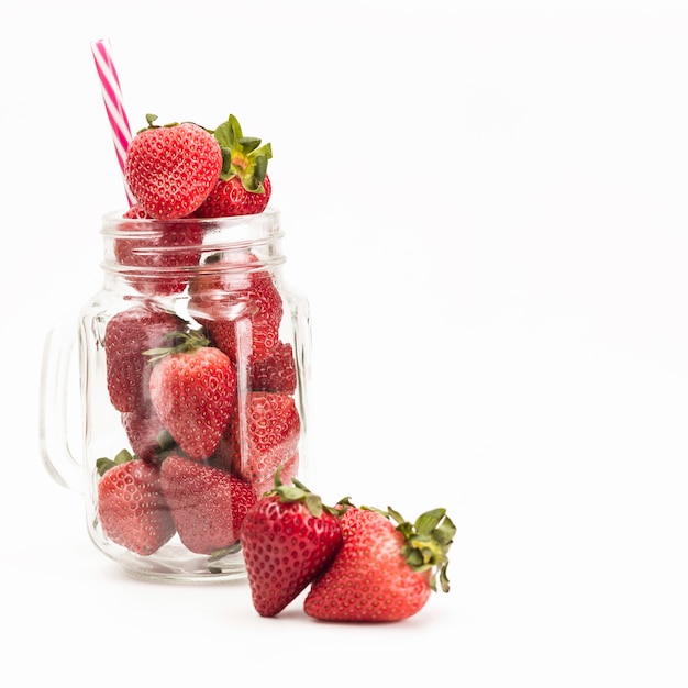 Frische erdbeeren im glas auf weißem hintergrund | Kostenlose Foto