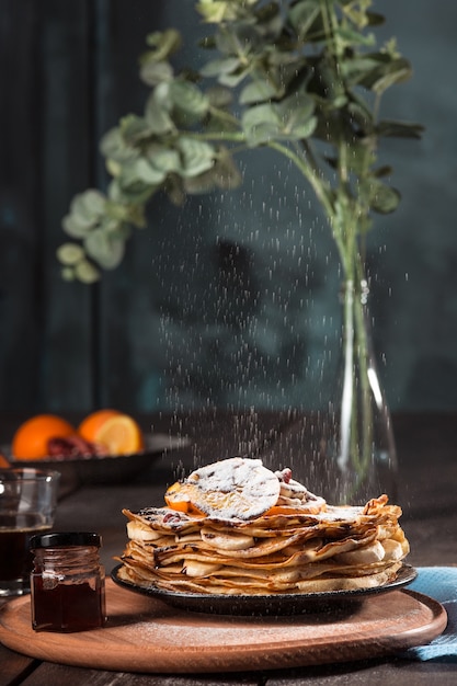 Frische hausgemachte französische crepes mit eiern, milch und mehl ...