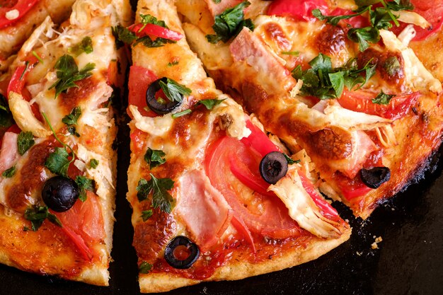 Frische heiße hausgemachte pizza mit hühnerfleisch, schinken, tomate ...