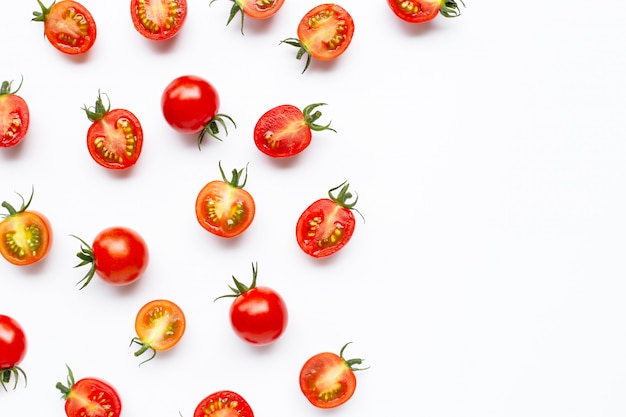 Frische kirschtomaten, ganz und halber schnitt lokalisiert Premium Fotos