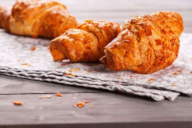 Frische leckere croissants mit mandel-marzipan-füllung | Premium-Foto