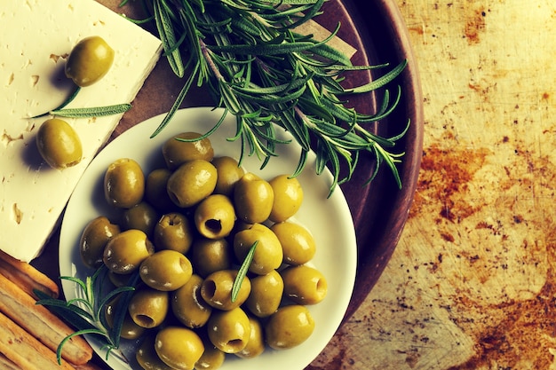 Frische, leckere griechische grüne Oliven mit Käsefeta oder Ziegenkäse ...