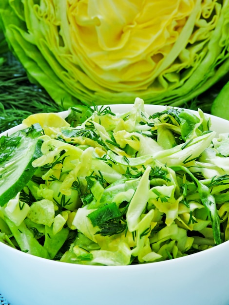 Frischer grüner vegetarischer salat mit jungkohl, gurke und grüns Premium Fotos