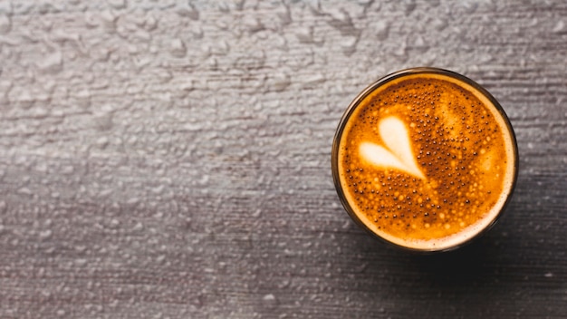 Frischer Kaffee Mit Herz Lattekunst Auf Wassertropfenhintergrund Kostenlose Foto