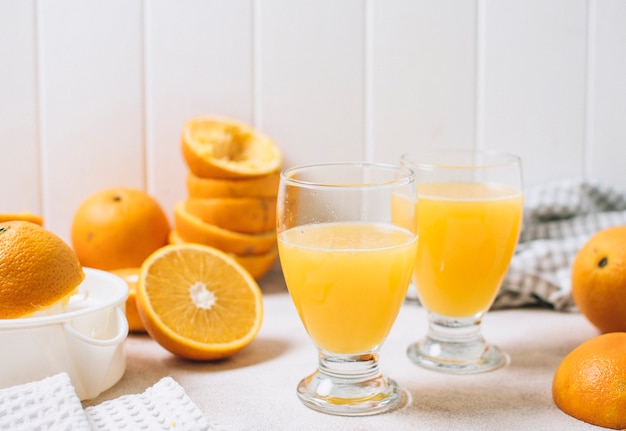 Frischer orangensaft der vorderansicht in den gläsern | Kostenlose Foto