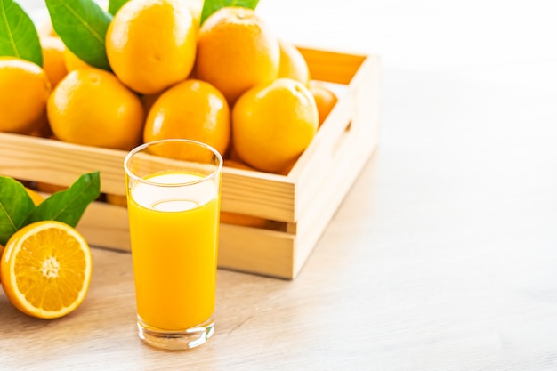 Frischer orangensaft für getränk im flaschenglas | Kostenlose Foto