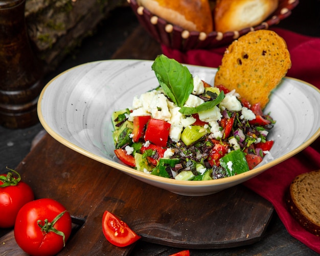 Frischer Salat Mit K Se Und Kr Utern Und Einer Knusprigen Scheibe Brot