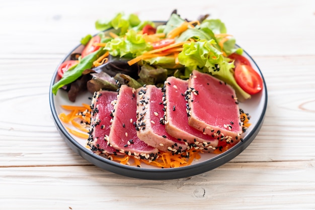 Frischer thunfisch roh mit gemüsesalat | Premium-Foto