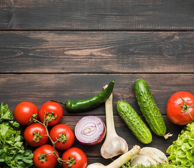 Frisches Gemuse Fur Salat Auf Holzernem Hintergrund Kostenlose Foto
