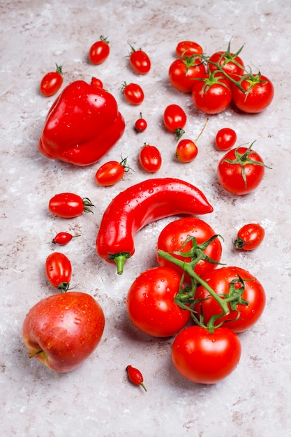 Frisches Rotes Gemuse Auf Betondecke Kostenlose Foto